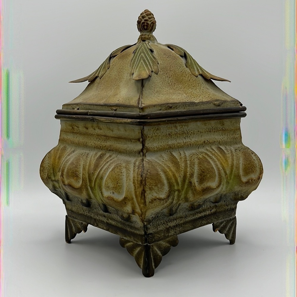 METAL SQUARE BOX WITH LID DECORATION